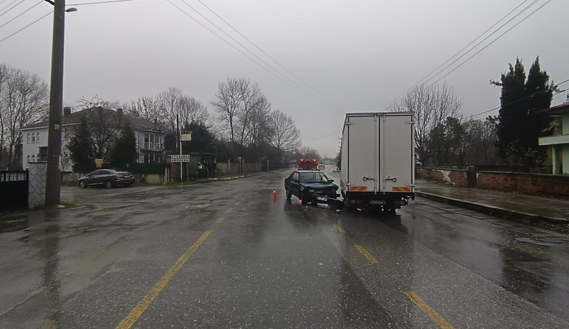 Akyazı'da meydana gelen kazada sürücü yaralandı