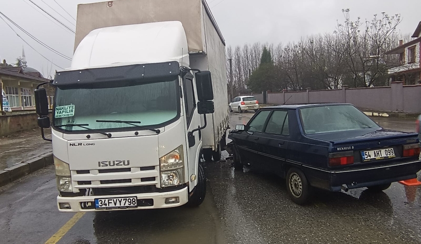 Akyazı'da meydana gelen kazada sürücü yaralandı