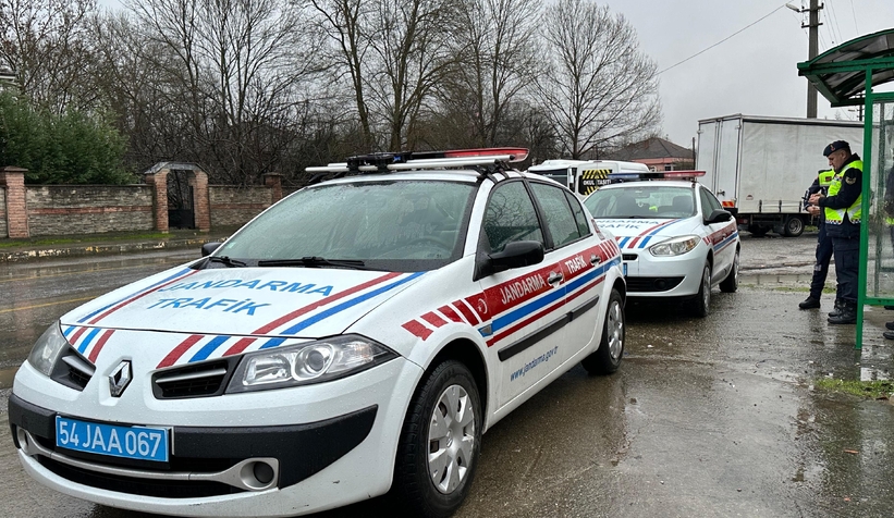 Akyazı'da meydana gelen kazada sürücü yaralandı