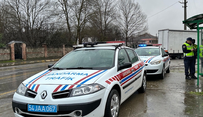 Akyazı'da meydana gelen kazada sürücü yaralandı