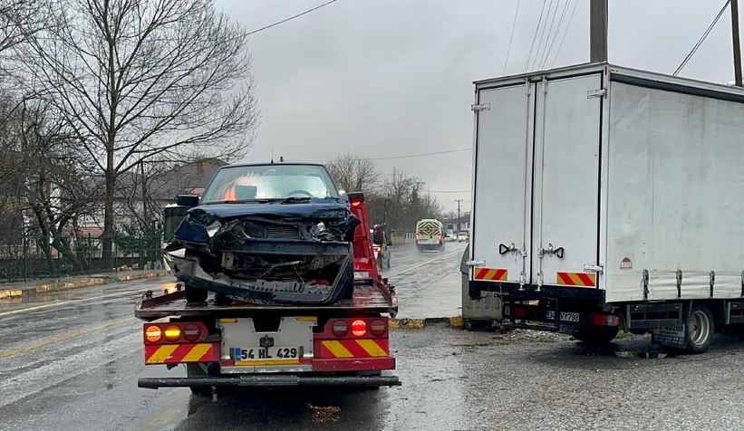 Akyazı'da meydana gelen kazada sürücü yaralandı