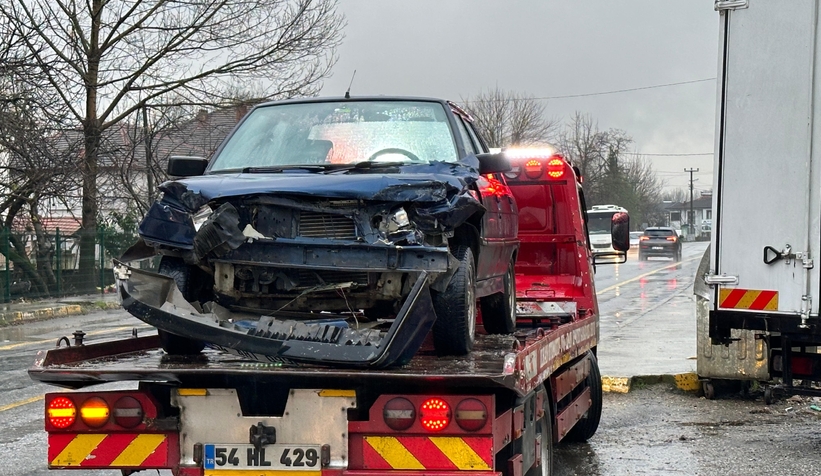 Akyazı'da meydana gelen kazada sürücü yaralandı