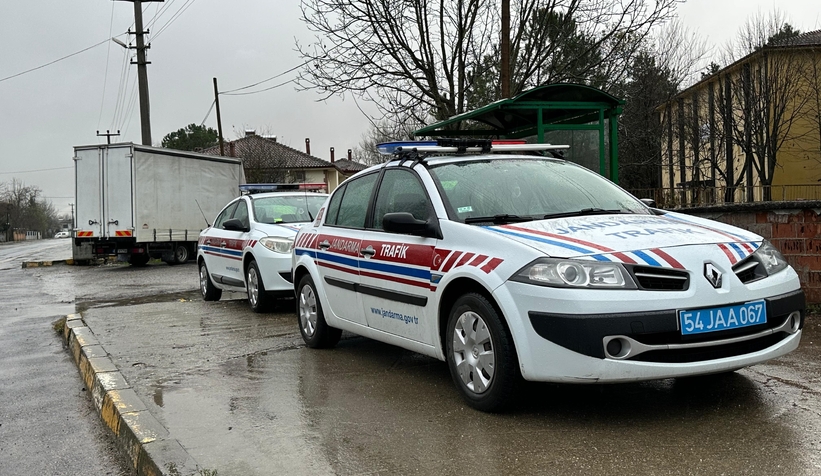 Akyazı'da meydana gelen kazada sürücü yaralandı