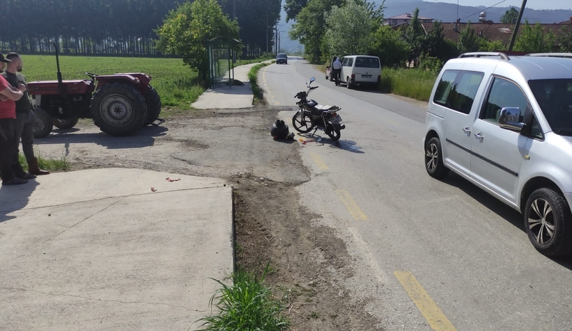  Akyazı'da Motosiklet Traktör'e çarptı