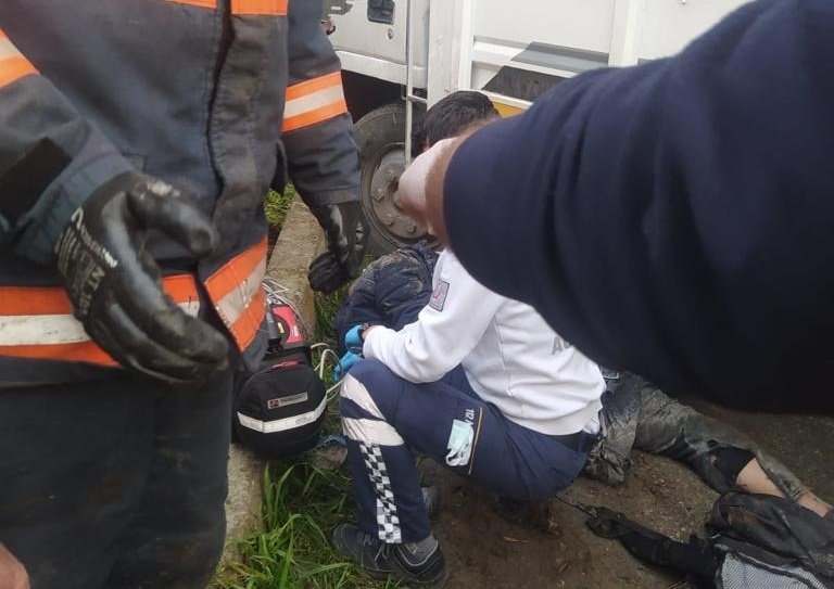 Akyazı'da motosikletli kamyonun altında can verdi