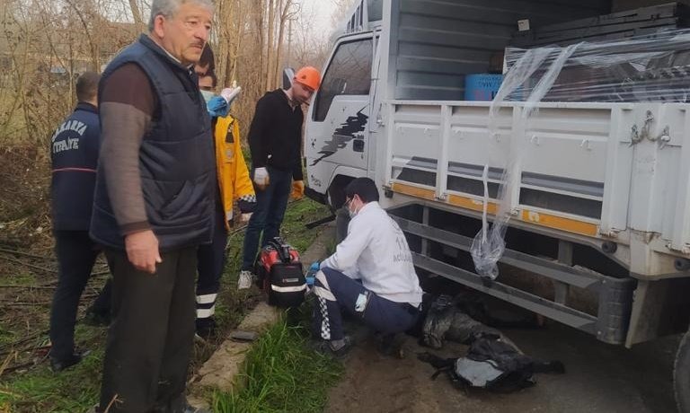 Akyazı'da motosikletli kamyonun altında can verdi