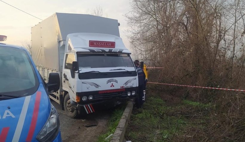 Akyazı'da motosikletli kamyonun altında can verdi