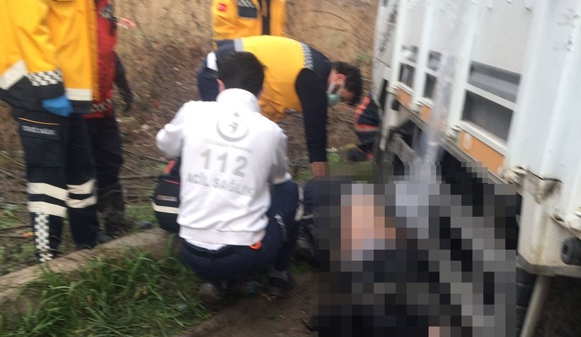 Akyazı'da motosikletli kamyonun altında can verdi