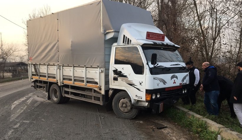 Akyazı'da motosikletli kamyonun altında can verdi