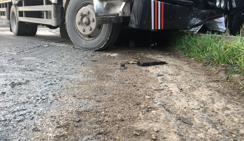 Akyazı'da motosikletli kamyonun altında can verdi