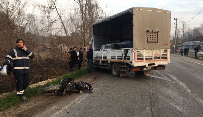 Akyazı'da motosikletli kamyonun altında can verdi