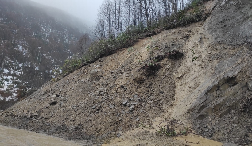 Akyazı'da o yol heyelan nedeniyle ulaşıma kapandı