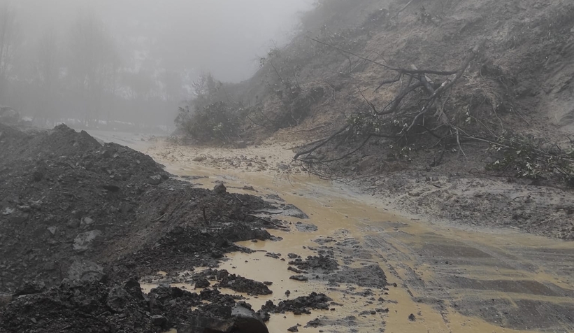 Akyazı'da o yol heyelan nedeniyle ulaşıma kapandı