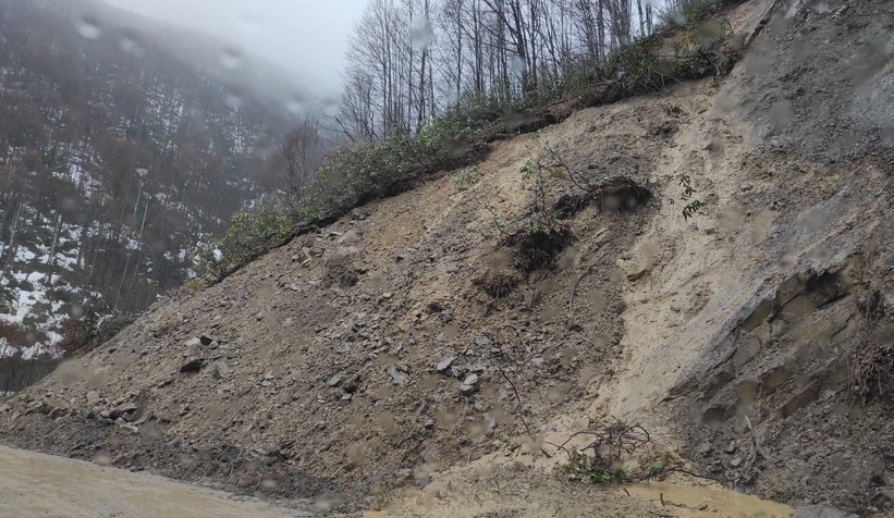 Akyazı'da o yol heyelan nedeniyle ulaşıma kapandı