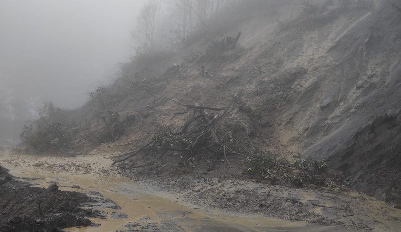 Akyazı'da o yol heyelan nedeniyle ulaşıma kapandı