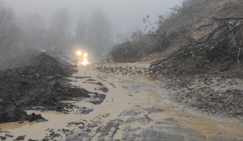 Akyazı'da o yol heyelan nedeniyle ulaşıma kapandı