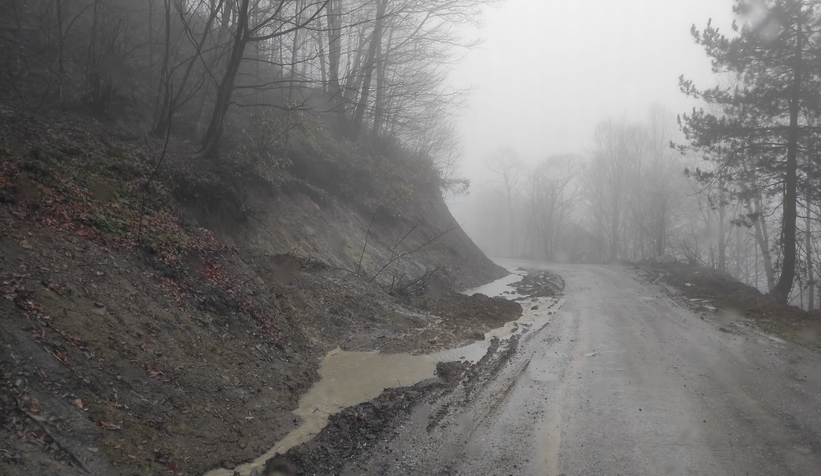 Akyazı'da o yol heyelan nedeniyle ulaşıma kapandı