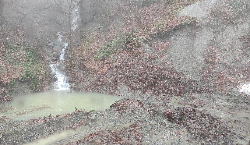 Akyazı'da o yol heyelan nedeniyle ulaşıma kapandı