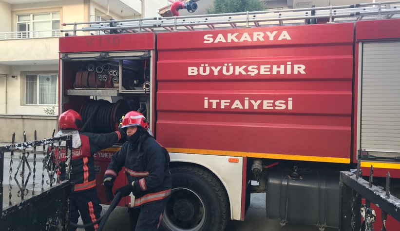 Akyazı'da odunluk yandı