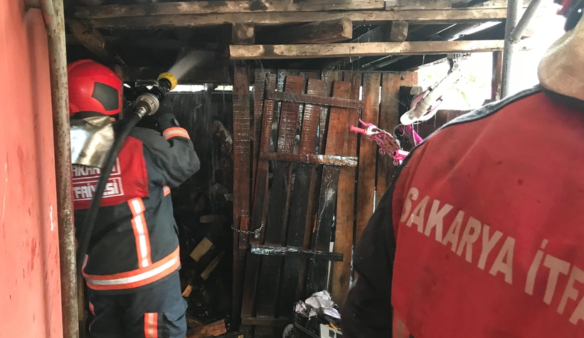 Akyazı'da odunluk yandı