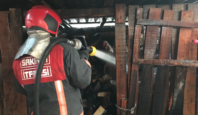 Akyazı'da odunluk yandı