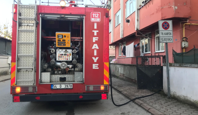 Akyazı'da odunluk yandı