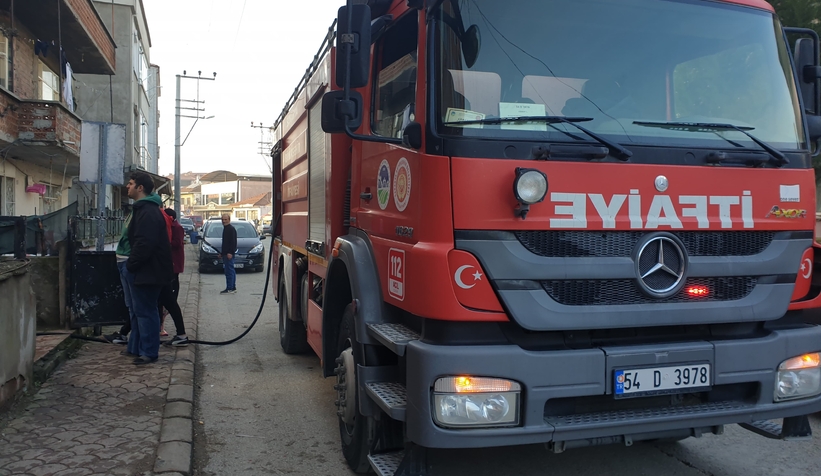 Akyazı'da odunluk yandı