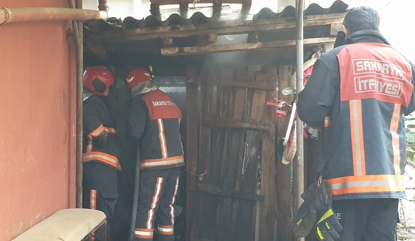 Akyazı'da odunluk yandı