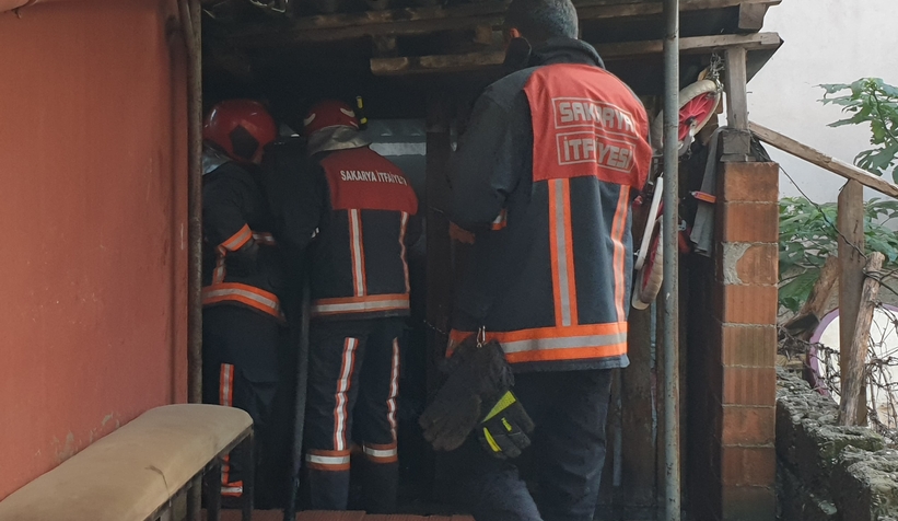 Akyazı'da odunluk yandı