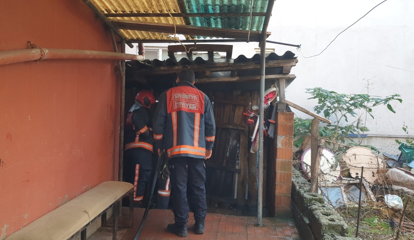 Akyazı'da odunluk yandı