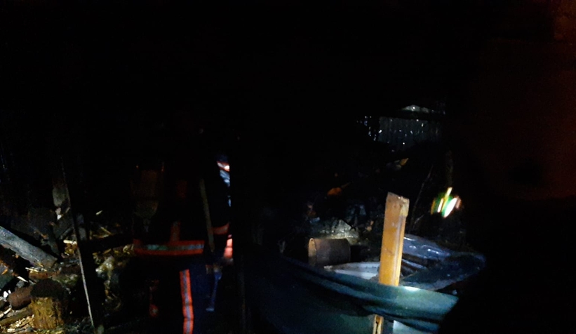 Akyazı'da odunluk yandı