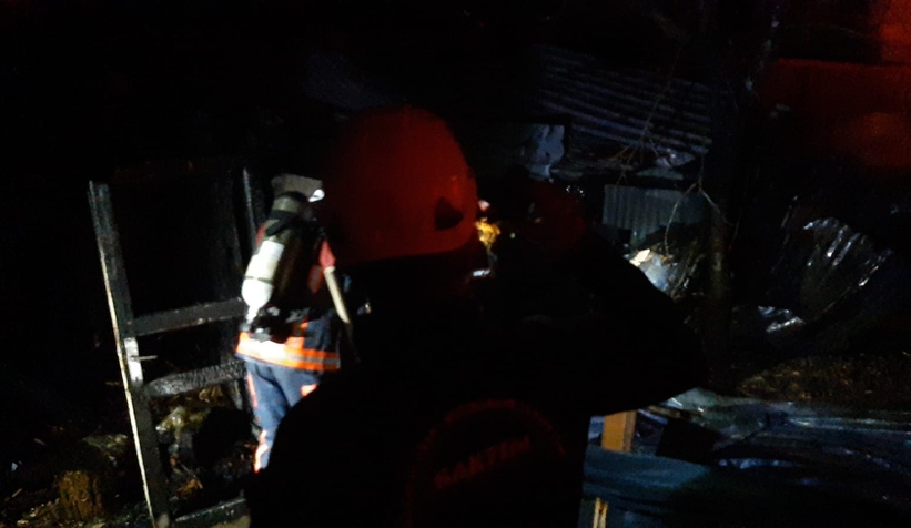 Akyazı'da odunluk yandı