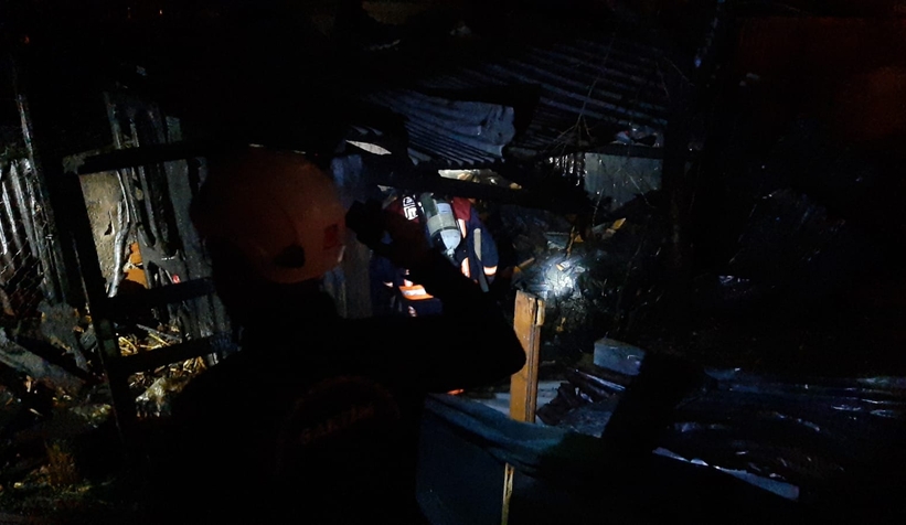 Akyazı'da odunluk yandı