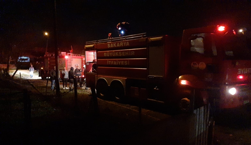 Akyazı'da odunluk yandı