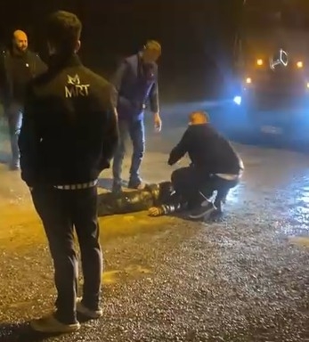 Akyazı'da önlemsiz kum yığını kazaya neden oldu