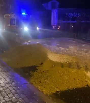 Akyazı'da önlemsiz kum yığını kazaya neden oldu