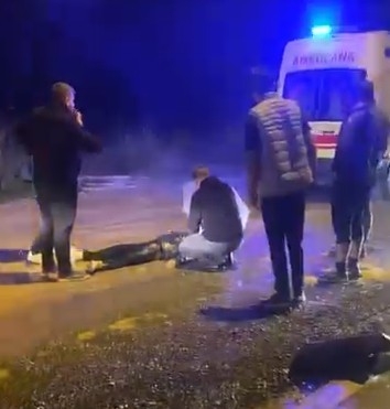 Akyazı'da önlemsiz kum yığını kazaya neden oldu