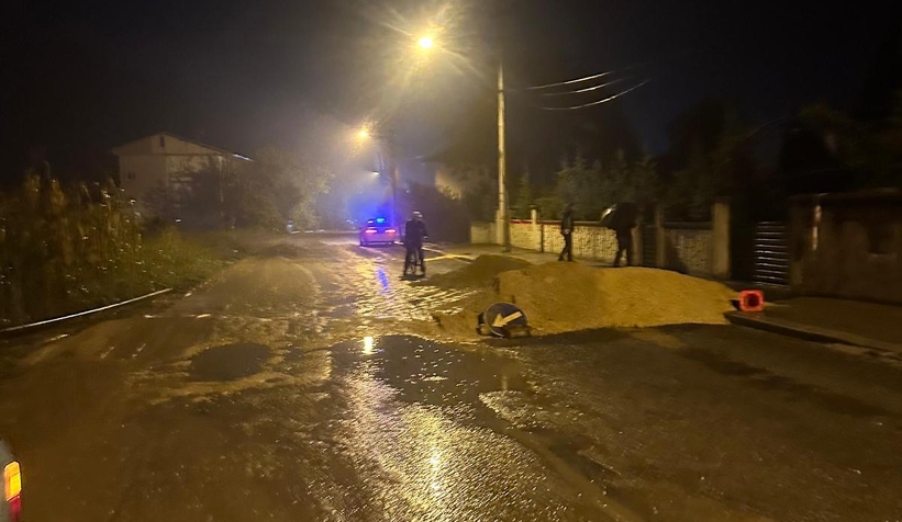 Akyazı'da önlemsiz kum yığını kazaya neden oldu