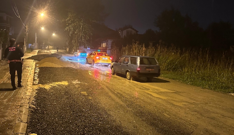 Akyazı'da önlemsiz kum yığını kazaya neden oldu