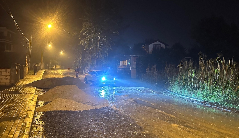 Akyazı'da önlemsiz kum yığını kazaya neden oldu