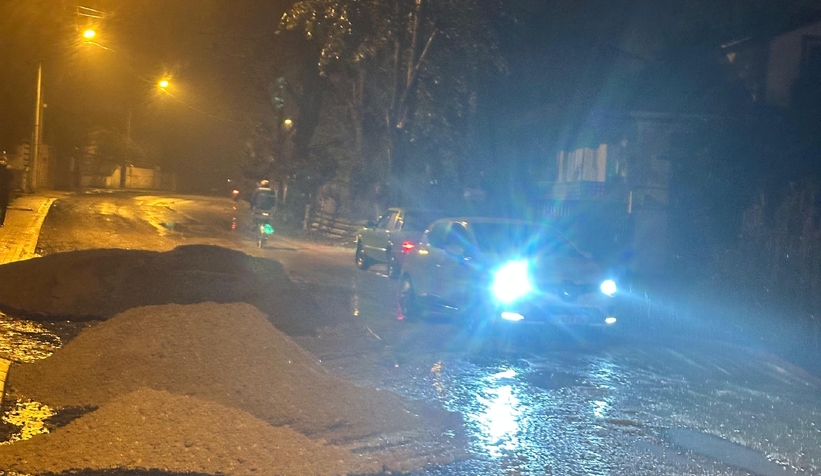 Akyazı'da önlemsiz kum yığını kazaya neden oldu