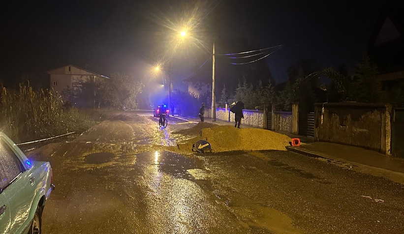 Akyazı'da önlemsiz kum yığını kazaya neden oldu