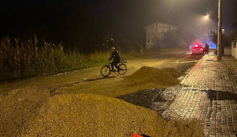 Akyazı'da önlemsiz kum yığını kazaya neden oldu