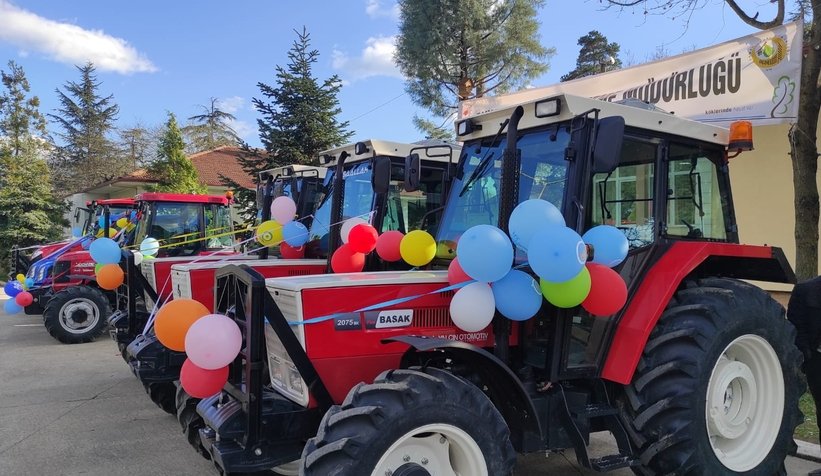 Akyazı'da orman köylülerine hibe destekli 10 traktör verildi