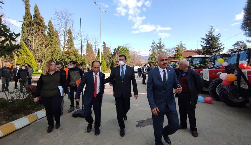 Akyazı'da orman köylülerine hibe destekli 10 traktör verildi