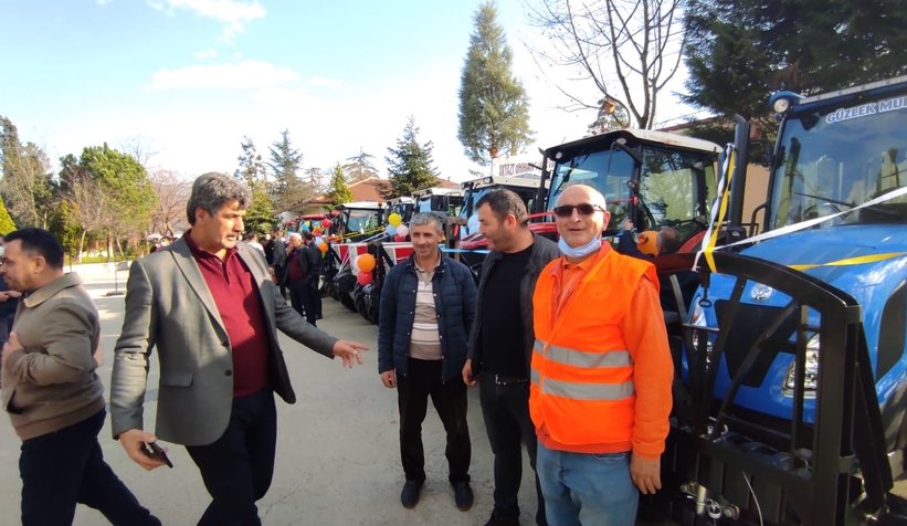 Akyazı'da orman köylülerine hibe destekli 10 traktör verildi