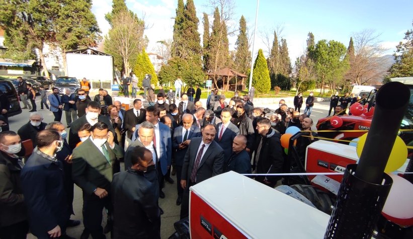 Akyazı'da orman köylülerine hibe destekli 10 traktör verildi