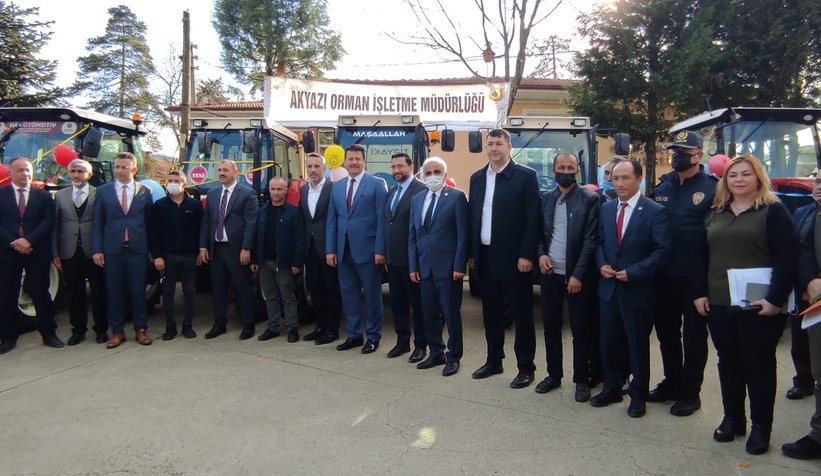 Akyazı'da orman köylülerine hibe destekli 10 traktör verildi
