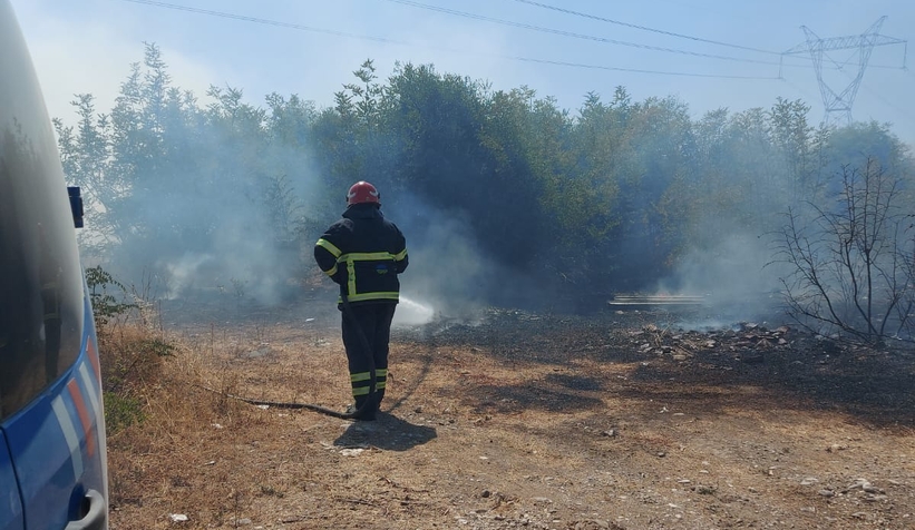 Akyazı'da otluk alanda çıkan yangın evlere ulaşmadan söndürüldü