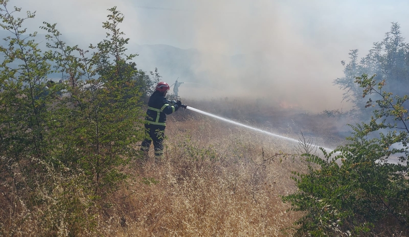 Akyazı'da otluk alanda çıkan yangın evlere ulaşmadan söndürüldü